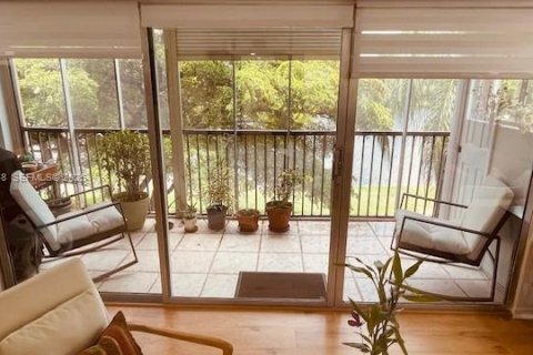 Condo in Pembroke Pines, Florida, 2 bedrooms № 2030798 - photo 9