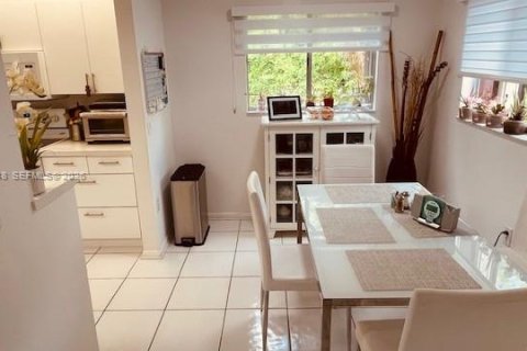 Condo in Pembroke Pines, Florida, 2 bedrooms  № 2030798