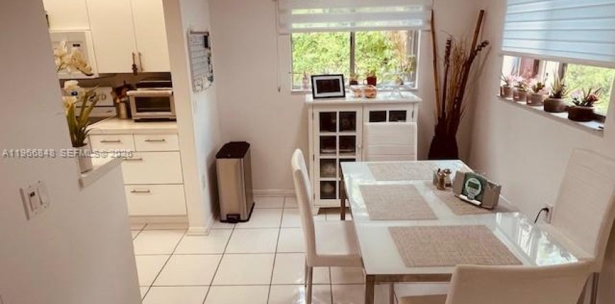 Condo in Pembroke Pines, Florida, 2 bedrooms № 2030798