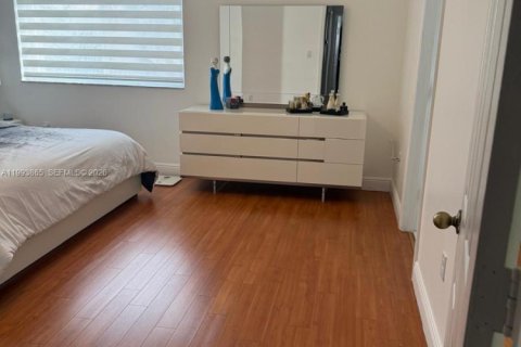 Снять в аренду таунхаус в Майами, Флорида 3 спальни, 154.87м2, № 2055657 - фото 16