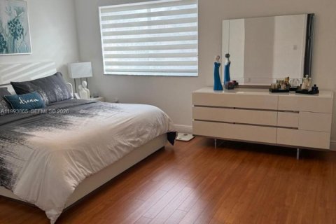 Снять в аренду таунхаус в Майами, Флорида 3 спальни, 154.87м2, № 2055657 - фото 14