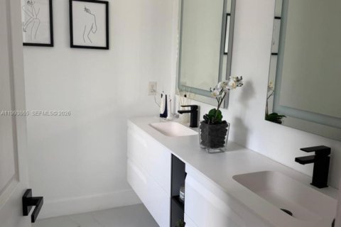 Снять в аренду таунхаус в Майами, Флорида 3 спальни, 154.87м2, № 2055657 - фото 15