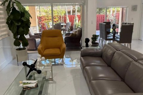 Снять в аренду таунхаус в Майами, Флорида 3 спальни, 154.87м2, № 2055657 - фото 9