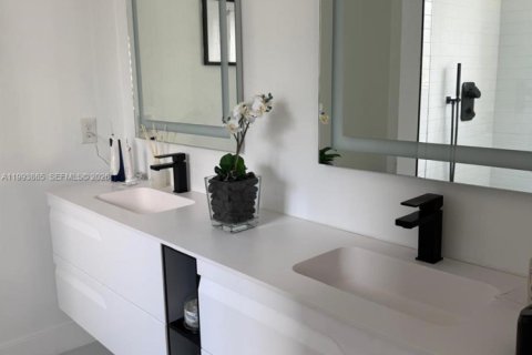 Снять в аренду таунхаус в Майами, Флорида 3 спальни, 154.87м2, № 2055657 - фото 17