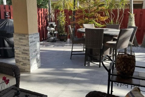 Снять в аренду таунхаус в Майами, Флорида 3 спальни, 154.87м2, № 2055657 - фото 27