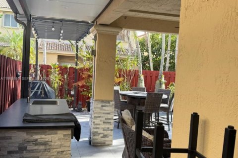 Снять в аренду таунхаус в Майами, Флорида 3 спальни, 154.87м2, № 2055657 - фото 28