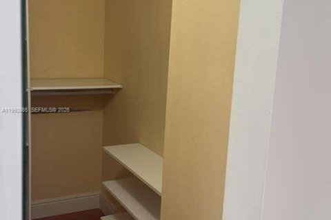 Снять в аренду таунхаус в Майами, Флорида 3 спальни, 154.87м2, № 2055657 - фото 19