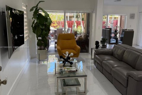 Снять в аренду таунхаус в Майами, Флорида 3 спальни, 154.87м2, № 2055657 - фото 2