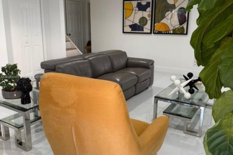 Снять в аренду таунхаус в Майами, Флорида 3 спальни, 154.87м2, № 2055657 - фото 12