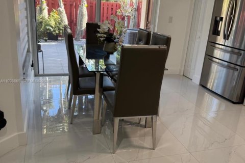 Снять в аренду таунхаус в Майами, Флорида 3 спальни, 154.87м2, № 2055657 - фото 4