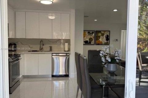 Снять в аренду таунхаус в Майами, Флорида 3 спальни, 154.87м2, № 2055657 - фото 8