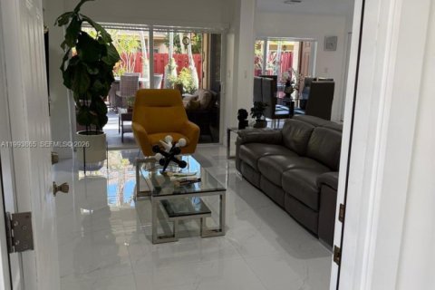 Снять в аренду таунхаус в Майами, Флорида 3 спальни, 154.87м2, № 2055657 - фото 1