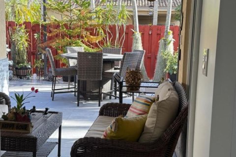 Снять в аренду таунхаус в Майами, Флорида 3 спальни, 154.87м2, № 2055657 - фото 10