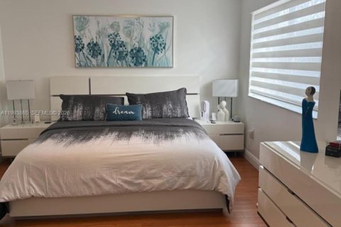 Снять в аренду таунхаус в Майами, Флорида 3 спальни, 154.87м2, № 2055657 - фото 13