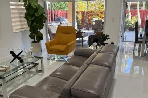 Снять в аренду таунхаус в Майами, Флорида 3 спальни, 154.87м2, № 2055657 - фото 5