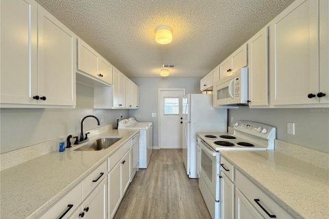 Condo in Winter Haven, Florida, 2 bedrooms  № 1636477 - photo 5