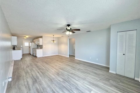 Condo in Winter Haven, Florida, 2 bedrooms  № 1636477 - photo 4