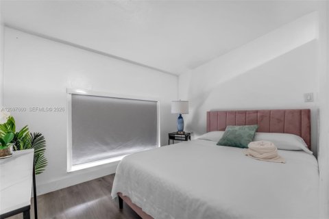 House in Miami, Florida 7 bedrooms, 216.65 sq.m. № 2399626 - photo 27
