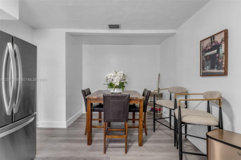 House in Miami, Florida 7 bedrooms, 216.65 sq.m. № 2399626 - photo 30