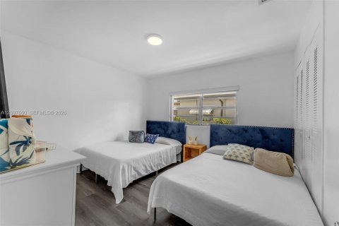 House in Miami, Florida 7 bedrooms, 216.65 sq.m. № 2399626 - photo 19