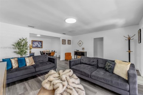 House in Miami, Florida 7 bedrooms, 216.65 sq.m. № 2399626 - photo 8
