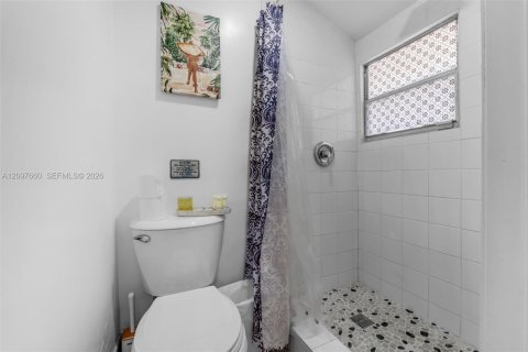 House in Miami, Florida 7 bedrooms, 216.65 sq.m. № 2399626 - photo 25