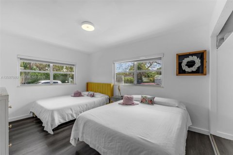 House in Miami, Florida 7 bedrooms, 216.65 sq.m. № 2399626 - photo 14