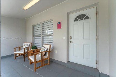 House in Miami, Florida 7 bedrooms, 216.65 sq.m. № 2399626 - photo 4