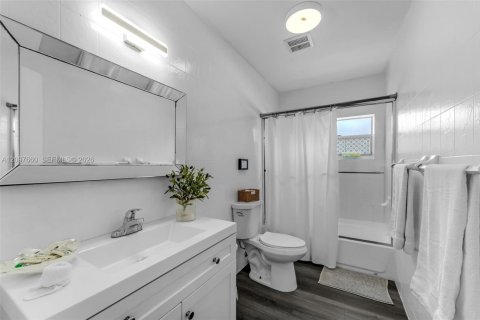 House in Miami, Florida 7 bedrooms, 216.65 sq.m. № 2399626 - photo 16