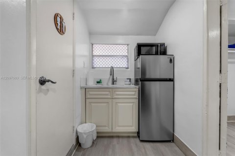 House in Miami, Florida 7 bedrooms, 216.65 sq.m. № 2399626 - photo 24