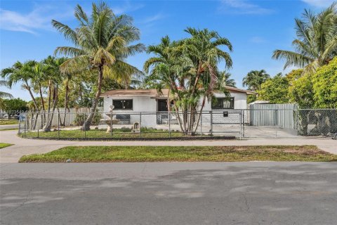 House in Homestead, Florida 3 bedrooms, 120.03 sq.m. № 1791095 - photo 2