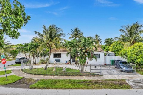 House in Homestead, Florida 3 bedrooms, 120.03 sq.m. № 1791095 - photo 1