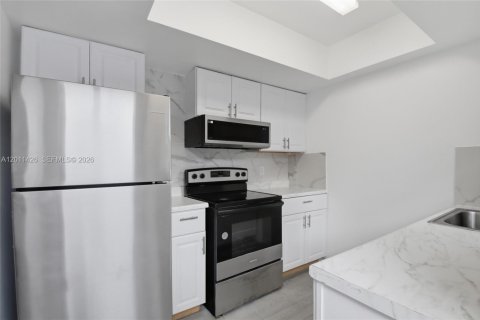 Casa en alquiler en North Miami Beach, Florida, 2 dormitorios, 69.68 m2 № 2074648 - foto 3
