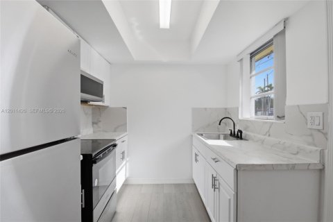 Casa en alquiler en North Miami Beach, Florida, 2 dormitorios, 69.68 m2 № 2074648 - foto 2