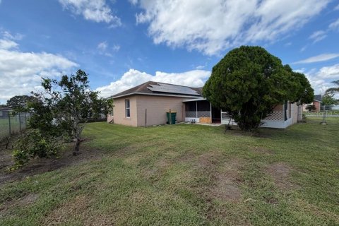 Villa ou maison à louer à Kissimmee, Floride: 4 chambres, 153.47 m2 № 2390874 - photo 2