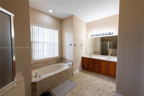Casa en venta en Kissimmee, Florida, 3 dormitorios, 159.7 m2 № 1867371 - foto 4