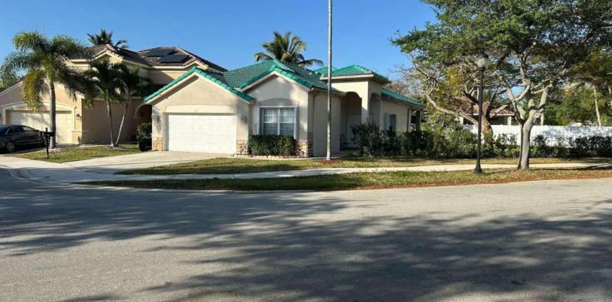 House in Weston, Florida 3 bedrooms, 152.27 sq.m. № 2182882