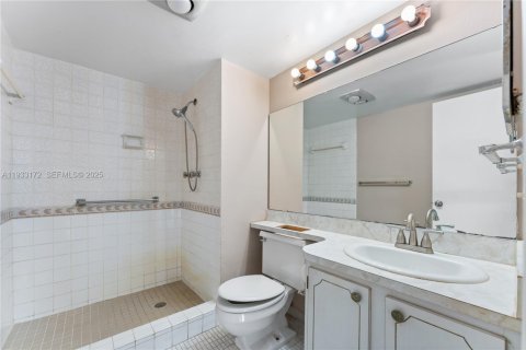 Condo in Pembroke Pines, Florida, 2 bedrooms  № 2085710 - photo 24