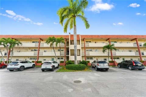Condo in Pembroke Pines, Florida, 2 bedrooms  № 2085710 - photo 2