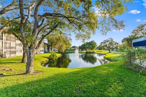 Condo in Pembroke Pines, Florida, 2 bedrooms  № 2085710 - photo 17