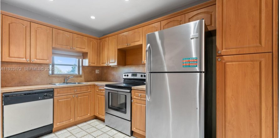 Condo in Pembroke Pines, Florida, 2 bedrooms  № 2085710