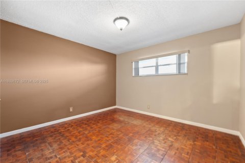 Condo in Pembroke Pines, Florida, 2 bedrooms  № 2085710 - photo 29