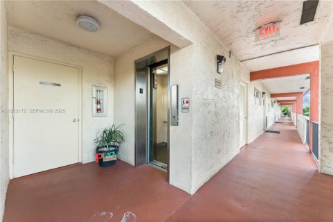 Condo in Pembroke Pines, Florida, 2 bedrooms  № 2085710 - photo 20
