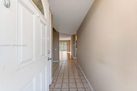 Condo in Pembroke Pines, Florida, 2 bedrooms  № 2085710 - photo 10