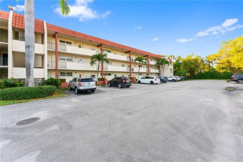 Condo in Pembroke Pines, Florida, 2 bedrooms  № 2085710 - photo 19