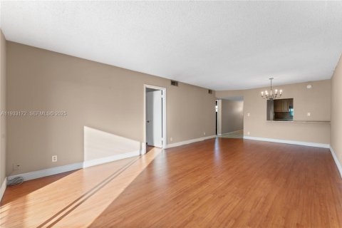 Condo in Pembroke Pines, Florida, 2 bedrooms  № 2085710 - photo 4