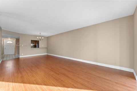 Condo in Pembroke Pines, Florida, 2 bedrooms  № 2085710 - photo 7