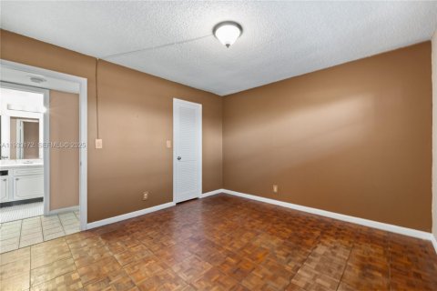 Condo in Pembroke Pines, Florida, 2 bedrooms  № 2085710 - photo 27