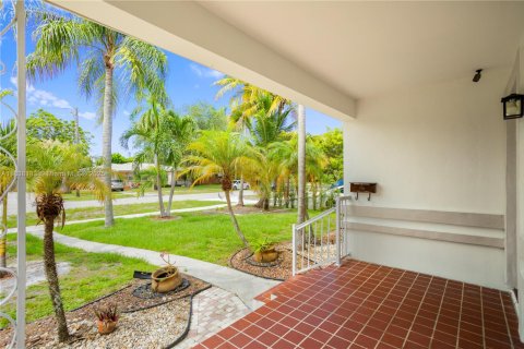 Villa ou maison à vendre à Hollywood, Floride: 3 chambres, 193.7 m2 № 1823809 - photo 4