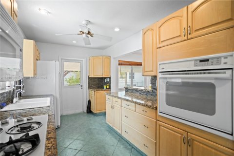 Villa ou maison à vendre à Hollywood, Floride: 3 chambres, 193.7 m2 № 1823809 - photo 21